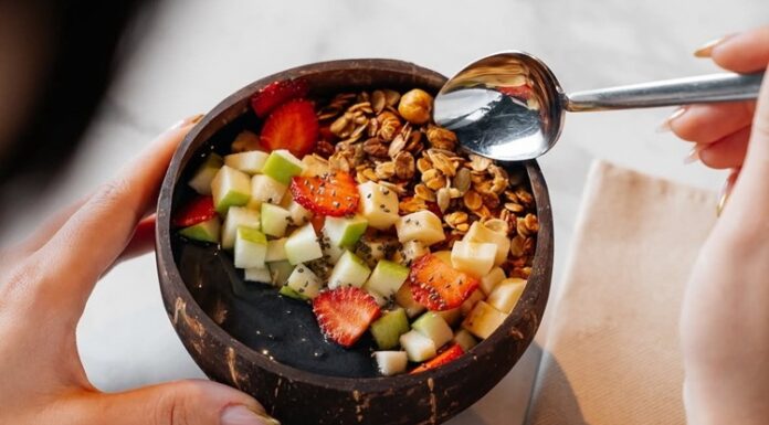 Vegan restoranları, son yıllarda yalnızca belirli bir beslenme tercihine hitap eden mekânlar olmaktan çıkarak geniş bir kitleye seslenen gastronomi duraklarına dönüşmüş durumda. Hayvansal hiçbir ürün kullanılmadan hazırlanan menüler, hem etik hassasiyetleri hem de çevresel kaygıları olan bireyler için önemli bir alternatif sunuyor. Günümüzde vegan restoranları, sağlıklı yaşam arayışı, sürdürülebilirlik ve yeni tatlar keşfetme isteğinin birleştiği özel alanlar olarak dikkat çekiyor. Konulu bir haber görseli.
