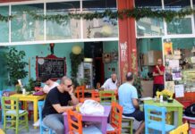 Son yıllarda sağlıklı yaşam, çevre bilinci ve etik tüketim kavramlarının daha fazla konuşulmasıyla birlikte vegan kafeler şehir yaşamında önemli bir yer edinmeye başladı. Hayvansal ürünlerin kullanılmadığı, tamamen bitki temelli içeriklerle hazırlanan menüler sunan bu mekânlar, yalnızca bir beslenme tercihini değil, aynı zamanda bir yaşam felsefesini de temsil ediyor. Vegan kafeler, hem vegan bireyler hem de farklı lezzetler denemek isteyenler için cazip bir alternatif oluşturuyor. Konulu bir haber görseli.