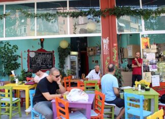 Son yıllarda sağlıklı yaşam, çevre bilinci ve etik tüketim kavramlarının daha fazla konuşulmasıyla birlikte vegan kafeler şehir yaşamında önemli bir yer edinmeye başladı. Hayvansal ürünlerin kullanılmadığı, tamamen bitki temelli içeriklerle hazırlanan menüler sunan bu mekânlar, yalnızca bir beslenme tercihini değil, aynı zamanda bir yaşam felsefesini de temsil ediyor. Vegan kafeler, hem vegan bireyler hem de farklı lezzetler denemek isteyenler için cazip bir alternatif oluşturuyor. Konulu bir haber görseli.