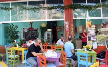 Bitki Temelli Yaşamın Yeni Buluşma Noktası Vegan Kafeler Son yıllarda sağlıklı yaşam, çevre bilinci ve etik tüketim kavramlarının daha fazla konuşulmasıyla birlikte vegan kafeler şehir yaşamında önemli bir yer edinmeye başladı. Hayvansal ürünlerin kullanılmadığı, tamamen bitki temelli içeriklerle hazırlanan menüler sunan bu mekânlar, yalnızca bir beslenme tercihini değil, aynı zamanda bir yaşam felsefesini de temsil ediyor. Vegan kafeler, hem vegan bireyler hem de farklı lezzetler denemek isteyenler için cazip bir alternatif oluşturuyor. Konulu bir haber görseli.