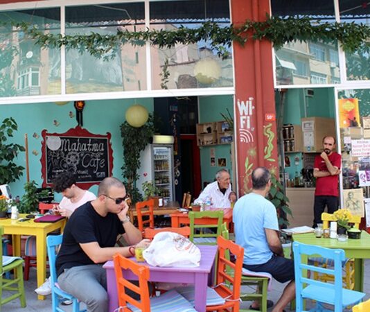 Son yıllarda sağlıklı yaşam, çevre bilinci ve etik tüketim kavramlarının daha fazla konuşulmasıyla birlikte vegan kafeler şehir yaşamında önemli bir yer edinmeye başladı. Hayvansal ürünlerin kullanılmadığı, tamamen bitki temelli içeriklerle hazırlanan menüler sunan bu mekânlar, yalnızca bir beslenme tercihini değil, aynı zamanda bir yaşam felsefesini de temsil ediyor. Vegan kafeler, hem vegan bireyler hem de farklı lezzetler denemek isteyenler için cazip bir alternatif oluşturuyor. Konulu bir haber görseli.