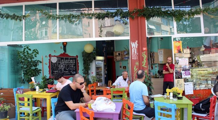 Bitki Temelli Yaşamın Yeni Buluşma Noktası Vegan Kafeler Son yıllarda sağlıklı yaşam, çevre bilinci ve etik tüketim kavramlarının daha fazla konuşulmasıyla birlikte vegan kafeler şehir yaşamında önemli bir yer edinmeye başladı. Hayvansal ürünlerin kullanılmadığı, tamamen bitki temelli içeriklerle hazırlanan menüler sunan bu mekânlar, yalnızca bir beslenme tercihini değil, aynı zamanda bir yaşam felsefesini de temsil ediyor. Vegan kafeler, hem vegan bireyler hem de farklı lezzetler denemek isteyenler için cazip bir alternatif oluşturuyor. Konulu bir haber görseli.