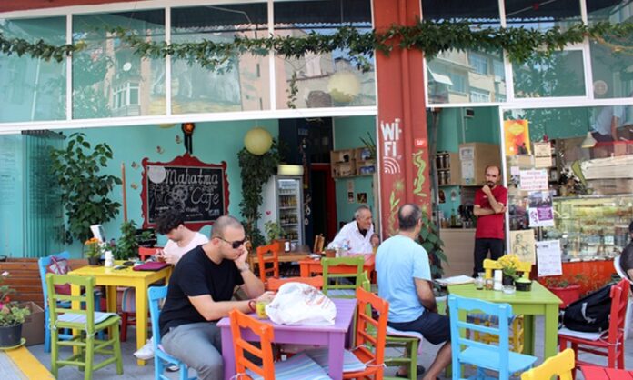 Bitki Temelli Yaşamın Yeni Buluşma Noktası Vegan Kafeler Son yıllarda sağlıklı yaşam, çevre bilinci ve etik tüketim kavramlarının daha fazla konuşulmasıyla birlikte vegan kafeler şehir yaşamında önemli bir yer edinmeye başladı. Hayvansal ürünlerin kullanılmadığı, tamamen bitki temelli içeriklerle hazırlanan menüler sunan bu mekânlar, yalnızca bir beslenme tercihini değil, aynı zamanda bir yaşam felsefesini de temsil ediyor. Vegan kafeler, hem vegan bireyler hem de farklı lezzetler denemek isteyenler için cazip bir alternatif oluşturuyor. Konulu bir haber görseli.