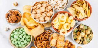 Bitkisel atıştırmalıklar, son yıllarda sağlıklı yaşam trendlerinin yükselmesiyle birlikte beslenme alışkanlıklarında önemli bir yer edinmeye başladı. Günlük hayatın temposu içinde pratik çözümler arayan bireyler, hem tok tutan hem de doğal içeriklere sahip ürünlere yöneliyor. Bu noktada bitkisel atıştırmalıklar, katkı maddesi içermeyen yapıları ve bitki bazlı içerikleriyle öne çıkıyor. Konulu bir haber görseli.