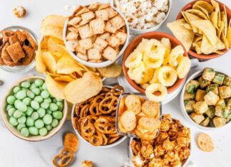 Bitkisel atıştırmalıklar, son yıllarda sağlıklı yaşam trendlerinin yükselmesiyle birlikte beslenme alışkanlıklarında önemli bir yer edinmeye başladı. Günlük hayatın temposu içinde pratik çözümler arayan bireyler, hem tok tutan hem de doğal içeriklere sahip ürünlere yöneliyor. Bu noktada bitkisel atıştırmalıklar, katkı maddesi içermeyen yapıları ve bitki bazlı içerikleriyle öne çıkıyor. Konulu bir haber görseli.