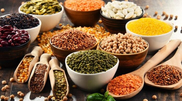 Bitkisel Protein Kaynakları Sağlıklı Beslenmede Yeni Bir Dönem Açıyor Son yıllarda beslenme alışkanlıklarında yaşanan değişim, protein kaynaklarına bakışı da önemli ölçüde dönüştürdü. Hayvansal ürünlerin çevresel etkileri, sağlıkla ilişkili tartışmalar ve etik kaygılar, bireyleri bitkisel protein kaynakları konusunda daha bilinçli tercihler yapmaya yöneltiyor. Bu dönüşüm yalnızca vegan ya da vejetaryen bireylerle sınırlı kalmıyor, dengeli ve sürdürülebilir bir beslenme arayışında olan geniş bir kitleyi de kapsıyor. Konulu bir haber görseli.