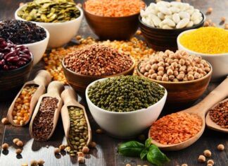 Bitkisel proteinler, son yıllarda sağlıklı yaşam, sürdürülebilir beslenme ve çevre dostu gıda arayışlarının artmasıyla birlikte daha fazla gündeme gelmeye başladı. Hayvansal kaynaklara alternatif olarak öne çıkan bu besin grubu, yalnızca vegan ve vejetaryen beslenme tercih edenler için değil, dengeli beslenmek isteyen herkes için önemli bir seçenek sunuyor. Baklagiller, tahıllar, kuruyemişler ve bazı sebzeler aracılığıyla alınabilen bitkisel proteinler, vücudun temel yapı taşlarından biri olan proteini doğal yollarla sağlamaya yardımcı oluyor. Konulu bir haber görseli.