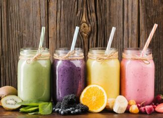 Son yıllarda sağlıklı yaşam ve dengeli beslenme konularına olan ilginin artmasıyla birlikte bitkisel smoothie kavramı da giderek daha fazla kişinin hayatına girmiş durumda. Özellikle yoğun şehir yaşamında pratik, doyurucu ve doğal alternatifler arayan bireyler için bitkisel smoothie, hem zamandan tasarruf sağlayan hem de beslenme rutinine çeşitlilik katan bir seçenek olarak öne çıkıyor. Meyve, sebze, bitkisel sütler ve doğal tohumlarla hazırlanan bu karışımlar, modern beslenme anlayışının simgelerinden biri haline gelmiş durumda. Konulu bir haber görseli.