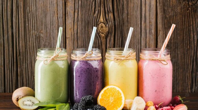 Son yıllarda sağlıklı yaşam ve dengeli beslenme konularına olan ilginin artmasıyla birlikte bitkisel smoothie kavramı da giderek daha fazla kişinin hayatına girmiş durumda. Özellikle yoğun şehir yaşamında pratik, doyurucu ve doğal alternatifler arayan bireyler için bitkisel smoothie, hem zamandan tasarruf sağlayan hem de beslenme rutinine çeşitlilik katan bir seçenek olarak öne çıkıyor. Meyve, sebze, bitkisel sütler ve doğal tohumlarla hazırlanan bu karışımlar, modern beslenme anlayışının simgelerinden biri haline gelmiş durumda. Konulu bir haber görseli.