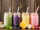 Bitkisel Smoothie Trendinin Yükselişi Ve Günlük Beslenmedeki Yeri Son yıllarda sağlıklı yaşam ve dengeli beslenme konularına olan ilginin artmasıyla birlikte bitkisel smoothie kavramı da giderek daha fazla kişinin hayatına girmiş durumda. Özellikle yoğun şehir yaşamında pratik, doyurucu ve doğal alternatifler arayan bireyler için bitkisel smoothie, hem zamandan tasarruf sağlayan hem de beslenme rutinine çeşitlilik katan bir seçenek olarak öne çıkıyor. Meyve, sebze, bitkisel sütler ve doğal tohumlarla hazırlanan bu karışımlar, modern beslenme anlayışının simgelerinden biri haline gelmiş durumda. Konulu bir haber görseli.