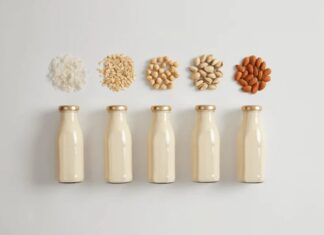 Son yıllarda beslenme alışkanlıklarında yaşanan dönüşümle birlikte bitkisel süt alternatifleri, gıda dünyasının en çok konuşulan başlıklarından biri haline gelmiştir. Hayvansal ürün tüketimini azaltmak isteyenler, laktoz hassasiyeti yaşayanlar ya da daha çevre dostu tercihler yapmayı amaçlayan bireyler için bu ürünler güçlü bir seçenek sunmaktadır. Bitkisel süt, artık yalnızca özel diyetlerin değil, günlük yaşamın da önemli bir parçası olarak görülmektedir. Konulu bir haber görseli.