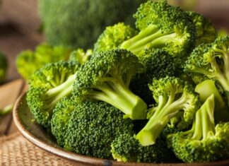 Sebze dünyasının en dikkat çeken üyelerinden biri olan brokoli, son yıllarda sağlıklı beslenme trendlerinin yükselmesiyle birlikte sofralarda daha sık yer almaya başladı. Canlı yeşil rengi, yoğun besin değeri ve çok yönlü kullanım alanlarıyla öne çıkan brokoli, hem ev mutfaklarında hem de restoran menülerinde giderek daha fazla tercih ediliyor. Özellikle bağışıklık sistemini destekleyen özellikleri sayesinde brokoli, uzmanlar tarafından düzenli tüketilmesi önerilen sebzeler arasında gösteriliyor. Konulu bir haber görseli.