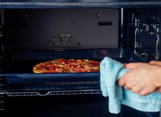 Son yıllarda beslenme alışkanlıklarının değişmesiyle birlikte yemek pişirme yöntemleri de yeniden sorgulanmaya başladı. Yağlı ve ağır pişirme tekniklerinin yerine daha hafif ve besin değerini koruyan yöntemler ön plana çıkıyor. Bu noktada buharda pişirme, hem ev mutfaklarında hem de profesyonel mutfaklarda giderek daha fazla tercih edilen bir yöntem haline geliyor. Doğal lezzeti koruması ve besin yapısını bozmaması, bu yöntemi öne çıkaran temel unsurlar arasında yer alıyor. Konulu bir haber görseli.