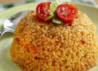 Türk mutfağının temel taşlarından biri olan bulgur, geçmişten günümüze sofralardaki yerini korumaya devam ediyor. Son yıllarda artan sağlıklı yaşam bilinciyle birlikte bulgur tüketimi, yalnızca geleneksel alışkanlıkların değil, modern sağlıklı beslenme anlayışının da önemli bir parçası haline geldi. Hem ekonomik hem de besleyici bir gıda olması, bulguru her yaştan birey için değerli kılıyor. Konulu bir haber görseli.