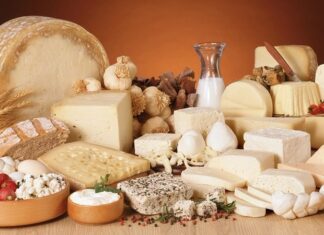 Peynir, dünyanın hemen her mutfağında kendine yer bulan, tarih boyunca farklı coğrafyalarda farklı biçimlerde üretilmiş özel bir süt ürünüdür. Özellikle çeşitli peynirler, hem damak tadına hem de kültürel alışkanlıklara göre şekillenerek geniş bir yelpaze oluşturur. Anadolu’dan Avrupa’ya, Orta Doğu’dan Balkanlara kadar uzanan bu zenginlik, peyniri yalnızca bir gıda değil aynı zamanda kültürel bir değer haline getirir. Konulu bir haber görseli.