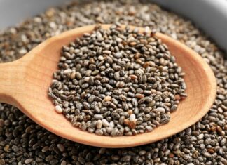 Son yıllarda sağlıklı yaşam ve dengeli beslenme konularına olan ilginin artmasıyla birlikte bazı besinler ön plana çıkmaya başladı. Bu besinlerin başında gelen chia tohumu, küçük boyutuna rağmen mutfaklarda ve beslenme planlarında önemli bir yer edinmiş durumda. Doğal yapısı, kullanım kolaylığı ve farklı tariflere uyum sağlaması sayesinde chia tohumu tüketimi giderek yaygınlaşıyor. Konulu bir haber görseli.