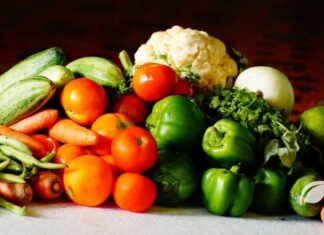 Son yıllarda sağlıklı yaşam arayışlarının artmasıyla birlikte beslenme alışkanlıklarında da köklü değişimler yaşanıyor. Bu değişimlerin başında ise çiğ beslenme geliyor. Isıl işlem görmemiş ya da çok düşük sıcaklıklarda hazırlanmış gıdaların tüketilmesini esas alan bu yaklaşım, besinlerin doğallığını koruma fikrine dayanıyor. Özellikle şehir hayatının getirdiği hazır gıda alışkanlıklarına karşı bir alternatif olarak öne çıkıyor. Konulu bir haber görseli.