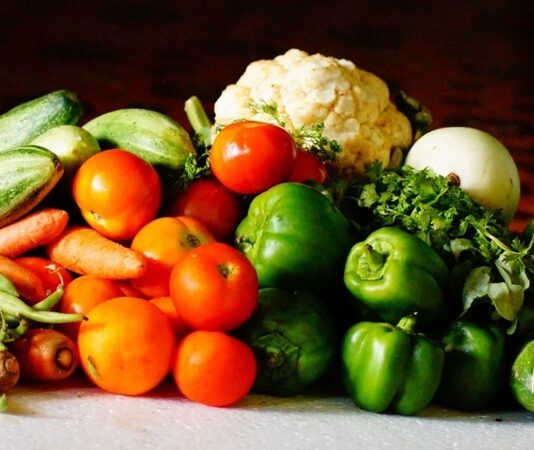 Son yıllarda sağlıklı yaşam arayışlarının artmasıyla birlikte beslenme alışkanlıklarında da köklü değişimler yaşanıyor. Bu değişimlerin başında ise çiğ beslenme geliyor. Isıl işlem görmemiş ya da çok düşük sıcaklıklarda hazırlanmış gıdaların tüketilmesini esas alan bu yaklaşım, besinlerin doğallığını koruma fikrine dayanıyor. Özellikle şehir hayatının getirdiği hazır gıda alışkanlıklarına karşı bir alternatif olarak öne çıkıyor. Konulu bir haber görseli.