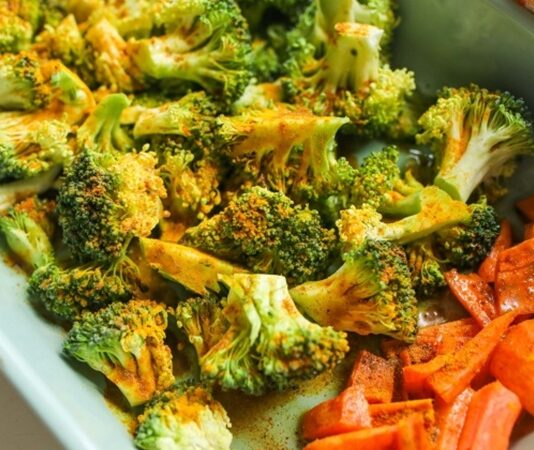 Çiğ Sebze Atıştırmaları İle Günlük Beslenmede Yeni Bir Alışkanlık Günlük beslenme alışkanlıklarında son yıllarda dikkat çeken değişimlerden biri, çiğ sebze atıştırmalarının giderek daha fazla tercih edilmesi oldu. Yoğun iş temposu, hızlı yaşam tarzı ve pratik çözümlere olan ihtiyaç, bireyleri daha sade ve doğal alternatiflere yönlendiriyor. Bu noktada çiğ sebze atıştırmaları, hem hazırlanma kolaylığı hem de doğal yapısıyla ön plana çıkan bir seçenek olarak görülüyor. Konulu bir haber görseli.