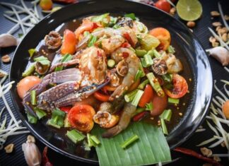 Deniz ürünleri, insan beslenmesinde yüzyıllardır önemli bir yere sahip olan ve günümüzde de değerini koruyan besin grupları arasında bulunuyor. Denizlerden elde edilen balık, karides, midye, kalamar ve benzeri ürünler, hem lezzet hem de besin değeri açısından sofralarda özel bir konumda yer alıyor. Özellikle sağlıklı beslenme bilincinin artmasıyla birlikte deniz ürünleri, dengeli ve doğal bir diyetin vazgeçilmez unsurları arasında gösteriliyor. Konulu bir haber görseli.