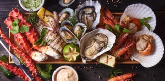 Balık restoranları, deniz kültürünün sofraya yansıyan en canlı örneklerinden biri olarak Türkiye’de hem geleneksel hem de modern anlayışla varlığını sürdürüyor. Kıyı şehirlerinden iç bölgelere kadar uzanan bu lezzet hattı, yalnızca yemek yenen mekânlar olmanın ötesinde bir yaşam tarzını ve sosyal buluşma kültürünü temsil ediyor. Günümüzde balık restoranları, taze ürün kullanımı, mevsimsellik ve sunum anlayışıyla gastronomi dünyasında ayrı bir konuma yerleşmiş durumda. Konulu bir haber görseli.