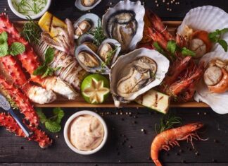 Balık restoranları, deniz kültürünün sofraya yansıyan en canlı örneklerinden biri olarak Türkiye’de hem geleneksel hem de modern anlayışla varlığını sürdürüyor. Kıyı şehirlerinden iç bölgelere kadar uzanan bu lezzet hattı, yalnızca yemek yenen mekânlar olmanın ötesinde bir yaşam tarzını ve sosyal buluşma kültürünü temsil ediyor. Günümüzde balık restoranları, taze ürün kullanımı, mevsimsellik ve sunum anlayışıyla gastronomi dünyasında ayrı bir konuma yerleşmiş durumda. Konulu bir haber görseli.