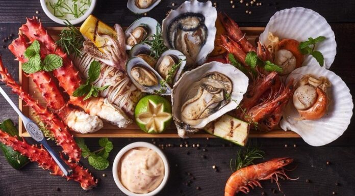 Balık restoranları, deniz kültürünün sofraya yansıyan en canlı örneklerinden biri olarak Türkiye’de hem geleneksel hem de modern anlayışla varlığını sürdürüyor. Kıyı şehirlerinden iç bölgelere kadar uzanan bu lezzet hattı, yalnızca yemek yenen mekânlar olmanın ötesinde bir yaşam tarzını ve sosyal buluşma kültürünü temsil ediyor. Günümüzde balık restoranları, taze ürün kullanımı, mevsimsellik ve sunum anlayışıyla gastronomi dünyasında ayrı bir konuma yerleşmiş durumda. Konulu bir haber görseli.