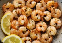 Deniz ürünleri arasında hem lezzeti hem de besin değeriyle öne çıkan karides, son yıllarda Türkiye’de ve dünyada giderek daha fazla ilgi görüyor. Özellikle sağlıklı beslenme trendlerinin yaygınlaşması, restoran menülerinde deniz ürünlerine ayrılan alanın genişlemesi ve evde pratik yemek yapma alışkanlığının artması, karides tüketimini ciddi biçimde yükseltti. Bir zamanlar daha çok lüks restoranlarda karşımıza çıkan bu ürün, artık market raflarında farklı gramaj ve çeşitlerle daha erişilebilir hale geldi. Konulu bir haber görseli.