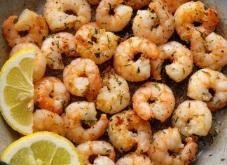 Deniz ürünleri arasında hem lezzeti hem de besin değeriyle öne çıkan karides, son yıllarda Türkiye’de ve dünyada giderek daha fazla ilgi görüyor. Özellikle sağlıklı beslenme trendlerinin yaygınlaşması, restoran menülerinde deniz ürünlerine ayrılan alanın genişlemesi ve evde pratik yemek yapma alışkanlığının artması, karides tüketimini ciddi biçimde yükseltti. Bir zamanlar daha çok lüks restoranlarda karşımıza çıkan bu ürün, artık market raflarında farklı gramaj ve çeşitlerle daha erişilebilir hale geldi. Konulu bir haber görseli.