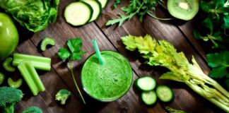 Son yıllarda beslenme alışkanlıklarının değişmesiyle birlikte vücudu dinlendirme ve daha doğal bir düzene geçme arayışı da artış gösteriyor. Bu arayışın merkezinde ise detox beslenme yer alıyor. Günlük yaşamda maruz kalınan yoğun stres, düzensiz öğünler ve işlenmiş gıdalar, bireyleri daha sade ve arındırıcı beslenme yaklaşımlarına yönlendiriyor. Detox beslenme, bu noktada yalnızca geçici bir diyet olarak değil, bilinçli bir beslenme farkındalığı olarak değerlendiriliyor. Konulu bir haber görseli.