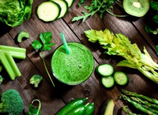 Son yıllarda beslenme alışkanlıklarının değişmesiyle birlikte vücudu dinlendirme ve daha doğal bir düzene geçme arayışı da artış gösteriyor. Bu arayışın merkezinde ise detox beslenme yer alıyor. Günlük yaşamda maruz kalınan yoğun stres, düzensiz öğünler ve işlenmiş gıdalar, bireyleri daha sade ve arındırıcı beslenme yaklaşımlarına yönlendiriyor. Detox beslenme, bu noktada yalnızca geçici bir diyet olarak değil, bilinçli bir beslenme farkındalığı olarak değerlendiriliyor. Konulu bir haber görseli.