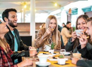 Dışarıda sağlıklı seçenekler, modern yaşamın hızlandığı günümüzde beslenme alışkanlıklarını korumak isteyen bireyler için giderek daha önemli hale gelmiştir. İş temposu, sosyal hayat ve zaman kısıtlamaları nedeniyle birçok kişi öğünlerini ev dışında tüketmektedir. Bu durum, doğru tercihler yapılmadığında beslenme dengesinin bozulmasına neden olabilir. Konulu bir haber görseli.