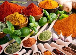 Günümüzde beslenme alışkanlıkları yalnızca doyuruculuk üzerinden değil, lezzet, denge ve doğallık ekseninde de şekillenmektedir. Bu dönüşümde doğal baharatlar, mutfak kültürünün vazgeçilmez unsurları arasında yeniden güçlü bir konum kazanmıştır. Yüzyıllardır kullanılan baharatlar, modern yaşamın hızına rağmen sofralarda yerini korumakta, hatta daha bilinçli tercihlerle öne çıkmaktadır. Özellikle hazır sos ve yoğun işlenmiş ürünlerden uzaklaşma eğilimi, baharatların önemini daha da artırmıştır. Konulu bir haber görseli.