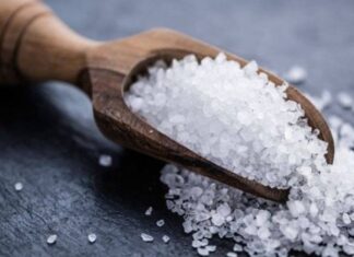 Günlük beslenmenin vazgeçilmez unsurlarından biri olan tuz, tarih boyunca yalnızca bir tatlandırıcı değil aynı zamanda bir koruyucu ve ticari değer olarak da önem taşımıştır. Günümüzde ise rafine ürünlere karşı artan bilinçle birlikte doğal tuzlar yeniden gündeme gelmiştir. Üretim süreçlerinde kimyasal işlem görmeyen, mineral yapısını büyük ölçüde koruyan bu tuzlar, mutfaklarda daha saf ve karakteristik bir lezzet arayan tüketicilerin ilgisini çekmektedir. Konulu bir haber görseli.