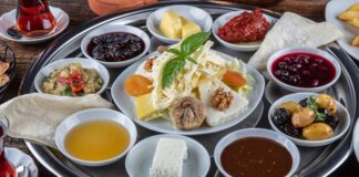 Doğallığın Ve Lezzetin Buluştuğu Köy Kahvaltısı Mekanları Şehir hayatının yoğun temposundan uzaklaşmak isteyenlerin son yıllarda en çok tercih ettiği gastronomi duraklarından biri köy kahvaltısı mekanları oluyor. Doğal ürünlerle hazırlanan sofralar, sakin ortamlar ve geleneksel tatlar, bu mekanları yalnızca bir kahvaltı noktası değil, aynı zamanda bir deneyim alanı haline getiriyor. Özellikle hafta sonları ailelerin ve arkadaş gruplarının yoğun ilgi gösterdiği köy kahvaltısı mekanları, doğayla iç içe vakit geçirmek isteyenler için güçlü bir alternatif sunuyor. Konulu bir haber görseli.