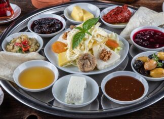 Şehir hayatının yoğun temposundan uzaklaşmak isteyenlerin son yıllarda en çok tercih ettiği gastronomi duraklarından biri köy kahvaltısı mekanları oluyor. Doğal ürünlerle hazırlanan sofralar, sakin ortamlar ve geleneksel tatlar, bu mekanları yalnızca bir kahvaltı noktası değil, aynı zamanda bir deneyim alanı haline getiriyor. Özellikle hafta sonları ailelerin ve arkadaş gruplarının yoğun ilgi gösterdiği köy kahvaltısı mekanları, doğayla iç içe vakit geçirmek isteyenler için güçlü bir alternatif sunuyor. Konulu bir haber görseli.