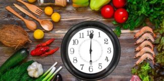 Düzenli öğünler, sağlıklı ve dengeli bir yaşamın temel taşlarından biri olarak kabul edilmektedir. Günlük hayatın yoğun temposu içinde öğün atlamak ya da saatleri sürekli değişen şekilde beslenmek oldukça yaygın hale gelmiştir. Ancak düzenli öğünler alışkanlığı, beslenmeyi plansız bir ihtiyaç olmaktan çıkarıp bilinçli bir rutine dönüştürmektedir. Bu yaklaşım, yeme eyleminin gün içindeki yerini netleştirerek yaşam düzenine istikrar kazandırır. Konulu bir haber görseli.