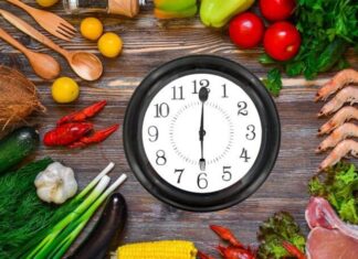 Düzenli öğünler, sağlıklı ve dengeli bir yaşamın temel taşlarından biri olarak kabul edilmektedir. Günlük hayatın yoğun temposu içinde öğün atlamak ya da saatleri sürekli değişen şekilde beslenmek oldukça yaygın hale gelmiştir. Ancak düzenli öğünler alışkanlığı, beslenmeyi plansız bir ihtiyaç olmaktan çıkarıp bilinçli bir rutine dönüştürmektedir. Bu yaklaşım, yeme eyleminin gün içindeki yerini netleştirerek yaşam düzenine istikrar kazandırır. Konulu bir haber görseli.