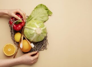 Günümüzde beslenme yalnızca bireysel sağlıkla sınırlı kalmayan, çevre ve toplumla doğrudan ilişkili bir konu hâline gelmiştir. Artan çevre sorunları, iklim değişikliği ve doğal kaynakların hızla tükenmesi, tüketim alışkanlıklarının yeniden sorgulanmasına yol açmaktadır. Bu noktada ekolojik beslenme, hem insan sağlığını hem de doğanın dengesini gözeten bütüncül bir yaklaşım olarak öne çıkmaktadır. Besin seçimlerinin çevresel etkilerinin farkında olmak, artık sürdürülebilir bir yaşamın temel unsurlarından biri kabul edilmektedir. Konulu bir haber görseli.