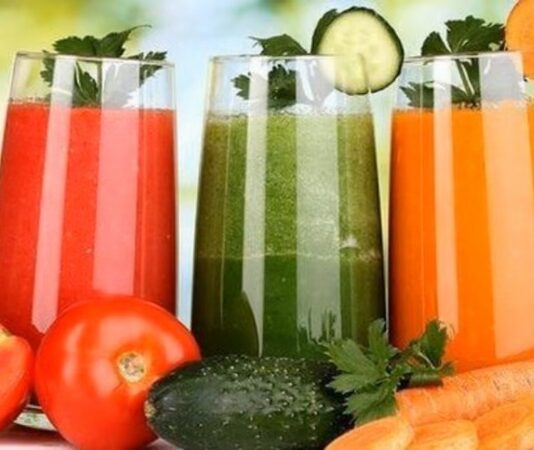 Ev yapımı detoks suları, son yıllarda sağlıklı yaşam ve doğal beslenme anlayışının yaygınlaşmasıyla birlikte büyük ilgi görüyor. Günlük yaşamın temposu, düzensiz beslenme ve çevresel faktörler, insanların daha hafif ve doğal içeceklere yönelmesine neden oluyor. Bu noktada ev yapımı detoks suları, katkı maddesi içermeyen yapısıyla öne çıkarken aynı zamanda pratik hazırlanabilmesi sayesinde de tercih ediliyor. Konulu bir haber görseli.