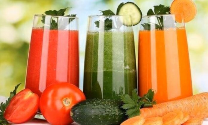 Ev Yapımı Detoks Suları Doğal Arınmanın Günlük Yolu Ev yapımı detoks suları, son yıllarda sağlıklı yaşam ve doğal beslenme anlayışının yaygınlaşmasıyla birlikte büyük ilgi görüyor. Günlük yaşamın temposu, düzensiz beslenme ve çevresel faktörler, insanların daha hafif ve doğal içeceklere yönelmesine neden oluyor. Bu noktada ev yapımı detoks suları, katkı maddesi içermeyen yapısıyla öne çıkarken aynı zamanda pratik hazırlanabilmesi sayesinde de tercih ediliyor. Konulu bir haber görseli.