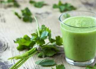 Sağlıklı yaşam bilincinin artmasıyla birlikte evde hazırlanan içecekler yeniden önem kazanmaya başladı. Özellikle ev yapımı smoothie, hem pratik hazırlanışı hem de doğal içeriği sayesinde günlük beslenmenin vazgeçilmezlerinden biri haline geldi. Taze meyve, sebze ve doğal ek bileşenlerle hazırlanan bu içecekler, hazır ürünlere kıyasla daha güvenilir bir alternatif sunuyor. Konulu bir haber görseli.