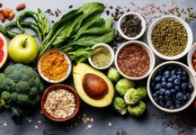 Evde yemek yapma alışkanlığı, son yıllarda sağlıklı yaşam arayışının en önemli unsurlarından biri haline gelmiştir. Evde sağlıklı yemek hazırlama, bireyin ne yediğini bilmesini, içerikleri kontrol etmesini ve beslenme düzenini kendi ihtiyaçlarına göre şekillendirmesini sağlar. Dışarıda tüketilen hazır yiyeceklerin artmasıyla birlikte, ev mutfağı yeniden güvenli ve dengeli beslenmenin merkezi olarak görülmeye başlanmıştır. Konulu bir haber görseli.