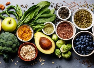 Evde yemek yapma alışkanlığı, son yıllarda sağlıklı yaşam arayışının en önemli unsurlarından biri haline gelmiştir. Evde sağlıklı yemek hazırlama, bireyin ne yediğini bilmesini, içerikleri kontrol etmesini ve beslenme düzenini kendi ihtiyaçlarına göre şekillendirmesini sağlar. Dışarıda tüketilen hazır yiyeceklerin artmasıyla birlikte, ev mutfağı yeniden güvenli ve dengeli beslenmenin merkezi olarak görülmeye başlanmıştır. Konulu bir haber görseli.