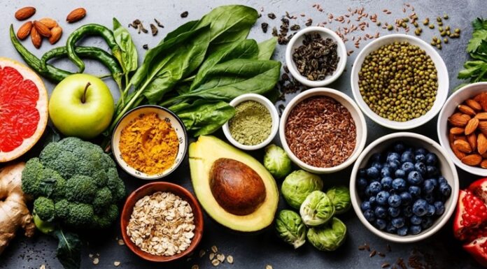 Evde Sağlıklı Yemek Hazırlama Günlük Yaşamda Dengeli Beslenmenin Anahtarı Evde yemek yapma alışkanlığı, son yıllarda sağlıklı yaşam arayışının en önemli unsurlarından biri haline gelmiştir. Evde sağlıklı yemek hazırlama, bireyin ne yediğini bilmesini, içerikleri kontrol etmesini ve beslenme düzenini kendi ihtiyaçlarına göre şekillendirmesini sağlar. Dışarıda tüketilen hazır yiyeceklerin artmasıyla birlikte, ev mutfağı yeniden güvenli ve dengeli beslenmenin merkezi olarak görülmeye başlanmıştır. Konulu bir haber görseli.