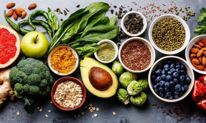 Evde Sağlıklı Yemek Hazırlama Günlük Yaşamda Dengeli Beslenmenin Anahtarı Evde yemek yapma alışkanlığı, son yıllarda sağlıklı yaşam arayışının en önemli unsurlarından biri haline gelmiştir. Evde sağlıklı yemek hazırlama, bireyin ne yediğini bilmesini, içerikleri kontrol etmesini ve beslenme düzenini kendi ihtiyaçlarına göre şekillendirmesini sağlar. Dışarıda tüketilen hazır yiyeceklerin artmasıyla birlikte, ev mutfağı yeniden güvenli ve dengeli beslenmenin merkezi olarak görülmeye başlanmıştır. Konulu bir haber görseli.