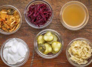 Son yıllarda beslenme dünyasında öne çıkan kavramlardan biri fermente gıda tüketimi oldu. Geleneksel mutfaklarda yüzyıllardır yer alan fermente ürünler, modern bilimsel araştırmaların da odağına girmesiyle yeniden değer kazandı. Yoğurt, kefir, turşu ve benzeri gıdalar artık yalnızca kültürel mirasın bir parçası olarak değil, aynı zamanda sağlıklı beslenme anlayışının önemli bileşenleri olarak görülüyor. Konulu bir haber görseli.