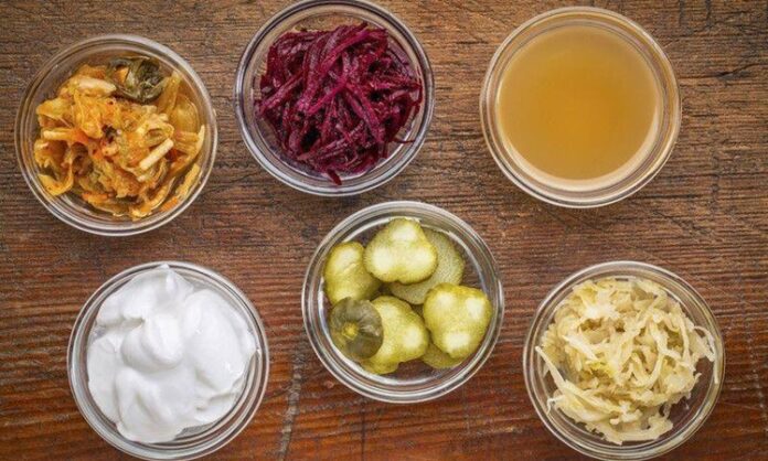 Son yıllarda beslenme dünyasında öne çıkan kavramlardan biri fermente gıda tüketimi oldu. Geleneksel mutfaklarda yüzyıllardır yer alan fermente ürünler, modern bilimsel araştırmaların da odağına girmesiyle yeniden değer kazandı. Yoğurt, kefir, turşu ve benzeri gıdalar artık yalnızca kültürel mirasın bir parçası olarak değil, aynı zamanda sağlıklı beslenme anlayışının önemli bileşenleri olarak görülüyor. Konulu bir haber görseli.