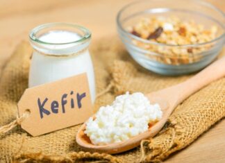 Fermente içecekler, son yıllarda sağlıklı yaşam ve doğal beslenme arayışlarının artmasıyla birlikte daha fazla gündeme gelmeye başlamıştır. Özellikle kefir ve kombucha, hem geleneksel geçmişleri hem de modern tüketim alışkanlıklarına uyum sağlamalarıyla dikkat çeken içecekler arasında yer almaktadır. Doğal fermantasyon sürecinden geçen bu içecekler, katkı maddesi içermeyen yapılarıyla öne çıkmaktadır. Konulu bir haber görseli.