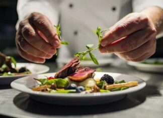 Yeme içme kültürü, tarih boyunca toplumların yaşam biçimini ve estetik anlayışını yansıtan önemli alanlardan biri olmuştur. Bu kültürün en rafine noktalarından biri olarak kabul edilen fine dining restoranlar, yalnızca yemek yenilen mekânlar değil, başlı başına birer deneyim alanı olarak öne çıkar. Sunumdan servise, mekân tasarımından menü kurgusuna kadar her ayrıntının titizlikle planlandığı bu restoranlar, gastronomiyi sanatsal bir boyuta taşır. Konulu bir haber görseli.